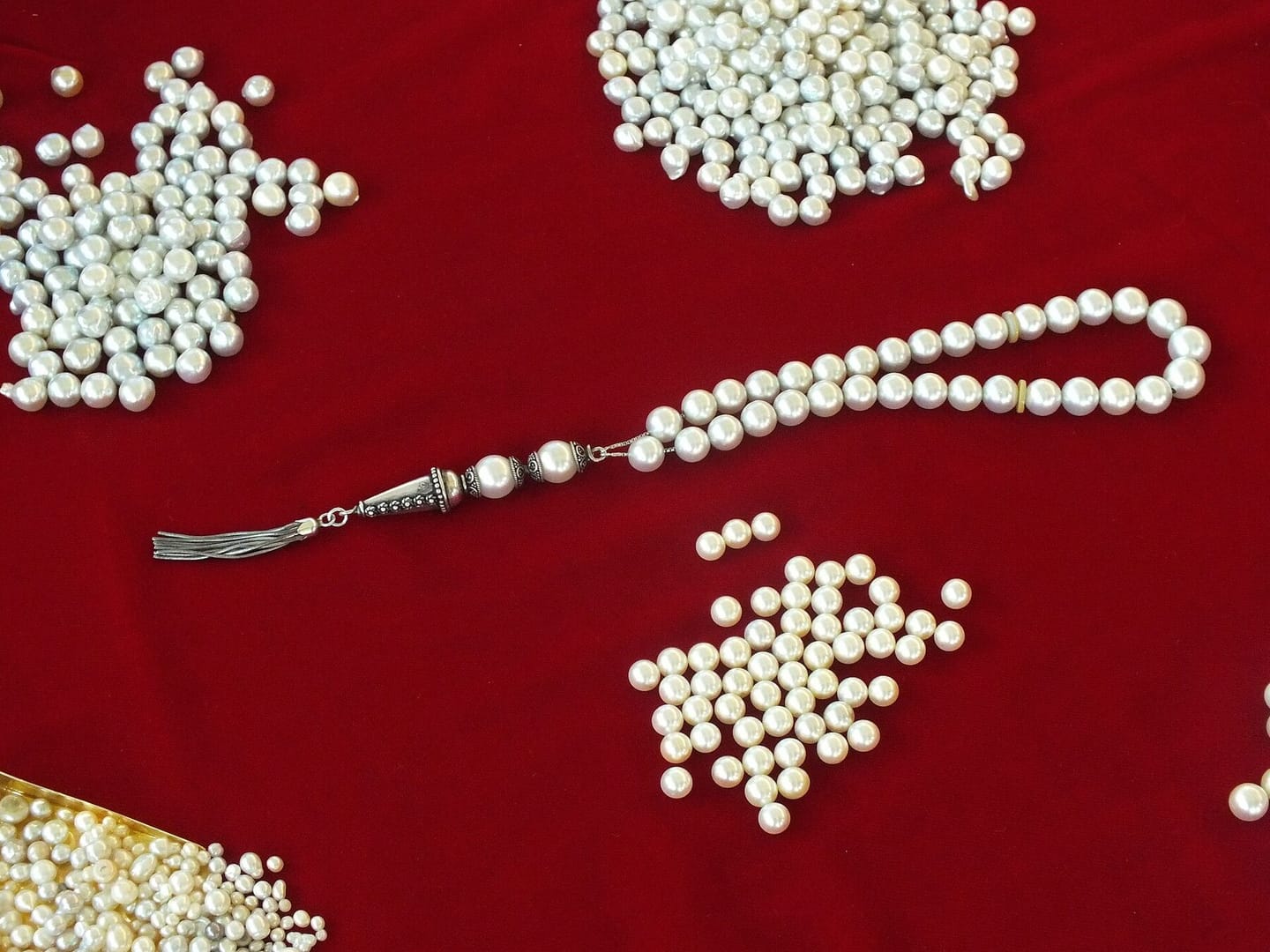 Pearl catalogue study: Suwaidi pearls 01.
